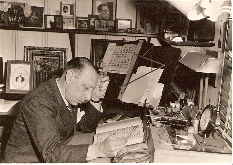 Stravinsky dans son cabinet de travail à Hollywood
